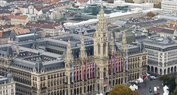 vor dem Wiener Rathaus wird das ganze Jahr über Programm angeboten. vor dem Wiener Rathaus wird das ganze Jahr über Programm angeboten.
