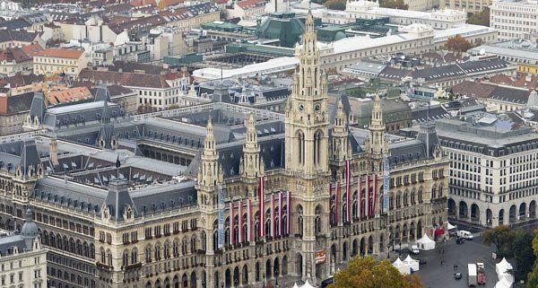 vor dem Wiener Rathaus wird das ganze Jahr über Programm angeboten.