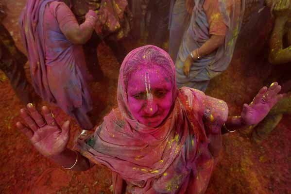 INDIA WIDOWS HOLI FESTIVAL