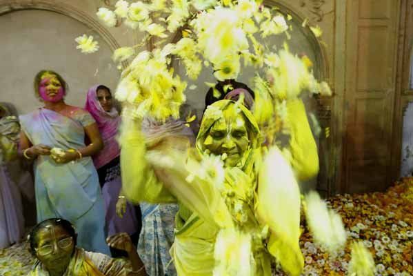 INDIA WIDOWS HOLI FESTIVAL