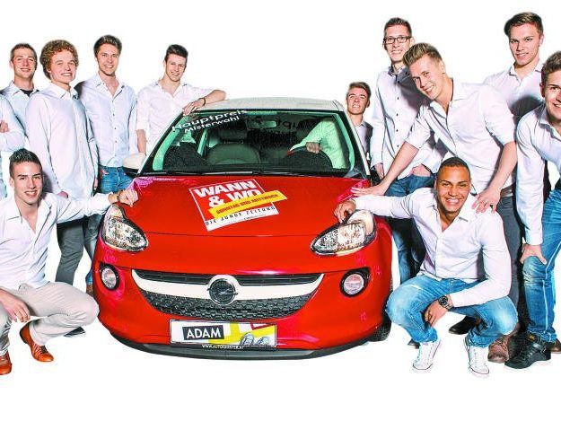 Die Jungs mit dem Opel Adam: Einer von ihnen wird am Misterwahlabend den Hauptpreis von Opel Gerster absahnen.