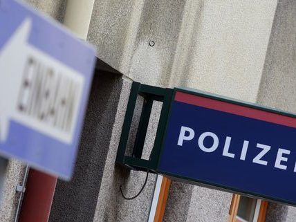 Die Polizei fahndet nach dem betrügerischen Handwerker.