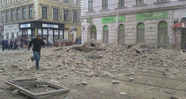 In den Trümmern wird weiter nach einem Verletzten gesucht. In den Trümmern wird weiter nach einem Verletzten gesucht.