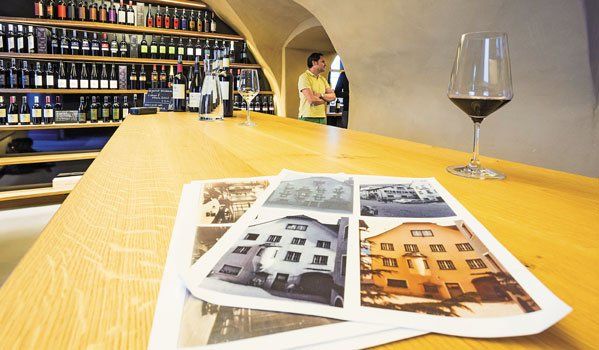 Bestimmung. Ein Gewölbe ist eigentlich wie gemacht für Wein. So wurde an der Form des Raums auch nichts verändert. Dass in den Gemäuern schon früher gern getrunken wurde, soll nicht das schlechteste Omen für eine Weinhandlung sein. Foto: Cyril Müller