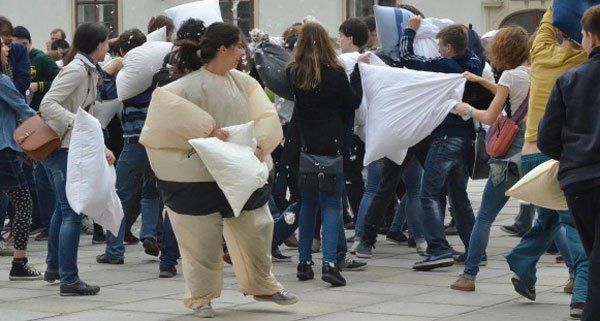 Vor der Hofburg flogen bei der Polsterschlacht die Federn.