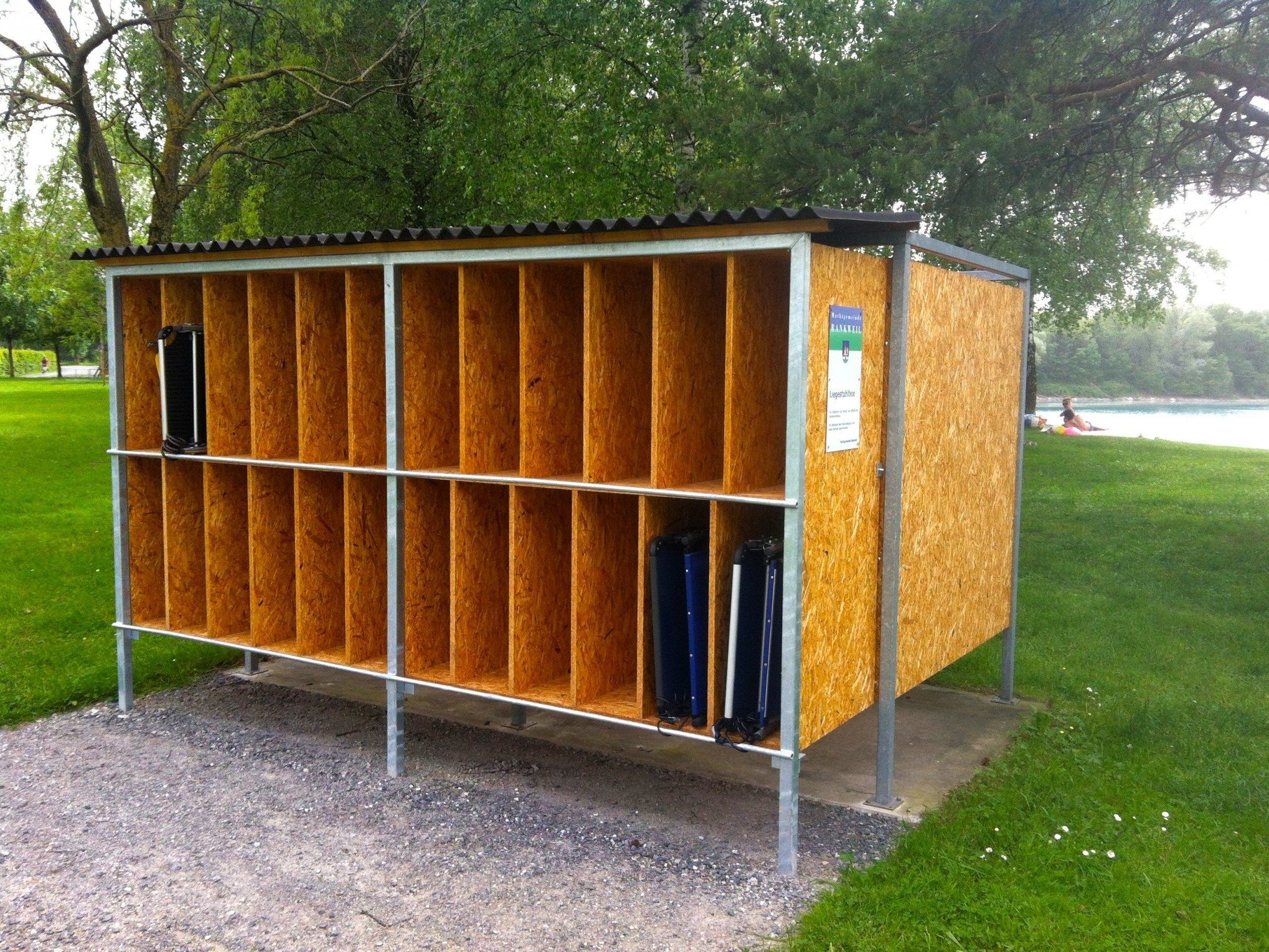 So sehen sie aus, die neuen Liegestuhlboxen, welche für Badegäste installiert worden sind, welche mit dem Rad oder Öffis anreisen So sehen sie aus, die neuen Liegestuhlboxen, welche für Badegäste installiert worden sind, welche mit dem Rad oder Öffis anreisen