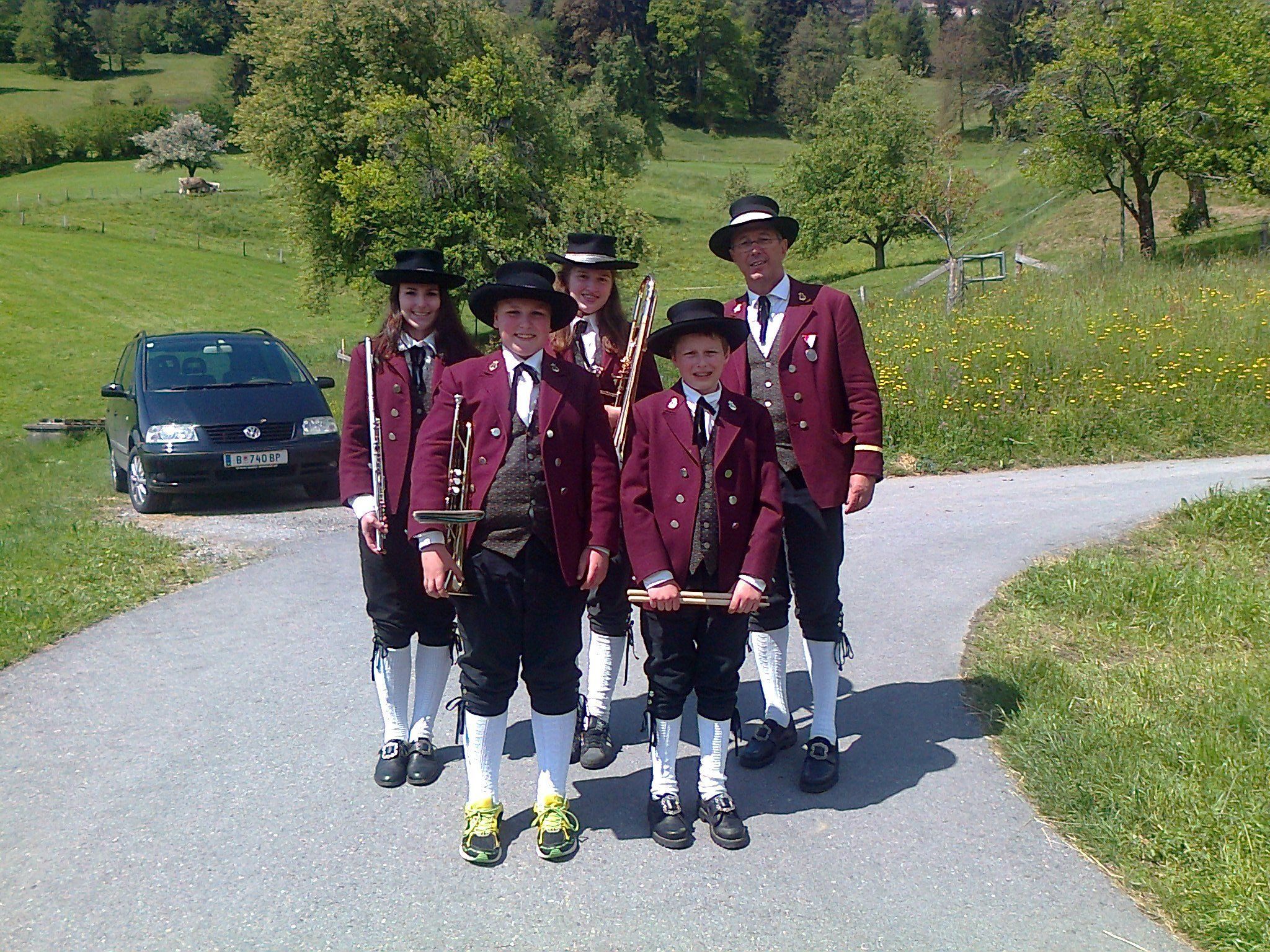Obm. D. Grabher mit den Jungmusikanten