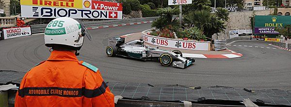 Auf keiner Strecke ist ein F1-Auto langsamer als in dieser Kurve. Bild: AP Auf keiner Strecke ist ein F1-Auto langsamer als in dieser Kurve. Bild: AP
