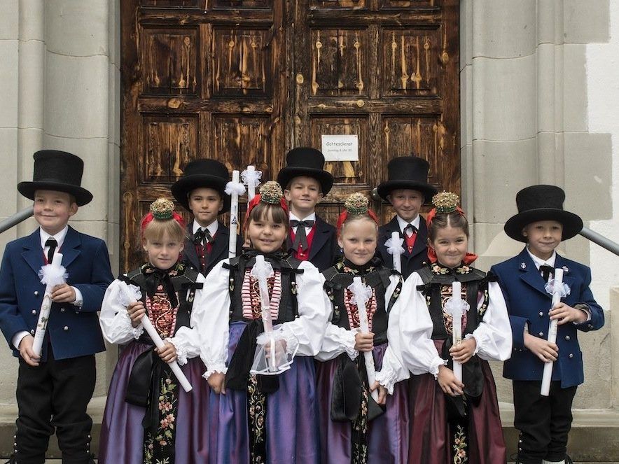 Die Silbertaler Erstkommunikanten Amrei, Alissa, Julia, Katrin, Jonas, Mathias, Maximilian, Niklas und Robert Die Silbertaler Erstkommunikanten Amrei, Alissa, Julia, Katrin, Jonas, Mathias, Maximilian, Niklas und Robert