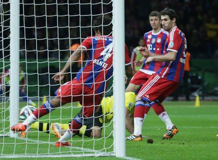 Die strittige Szene in der 64. Minute. (Bild: EPA)