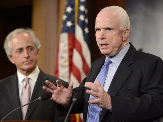 Die republikanischen Senatoren John McCain und Robert Corker fordern strengere Sanktionen gegen Russland. Die republikanischen Senatoren John McCain und Robert Corker fordern strengere Sanktionen gegen Russland.