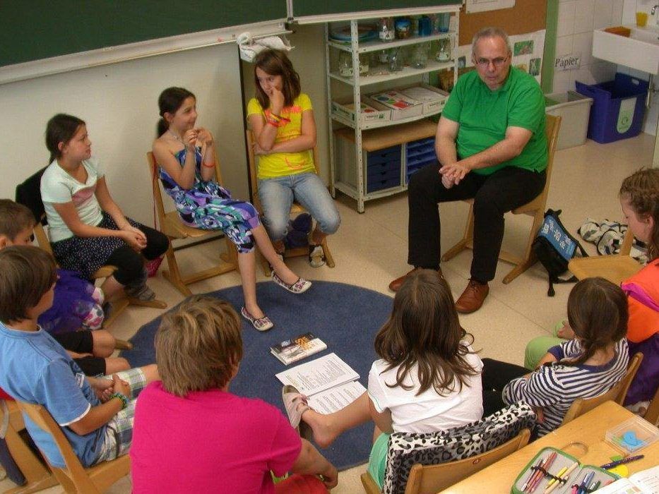 Schlaganfall-Patient Kurt Gerszi zu Besuch in der 4. Klasse der Volksschule Tschagguns