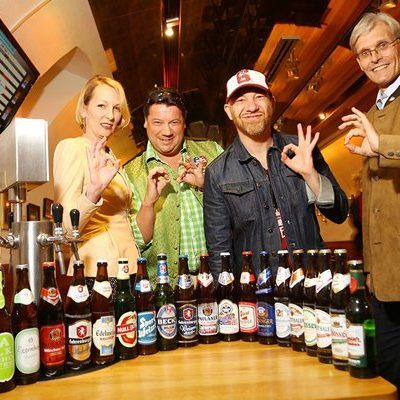 In geselliger Runde wurde das Bier verköstigt.