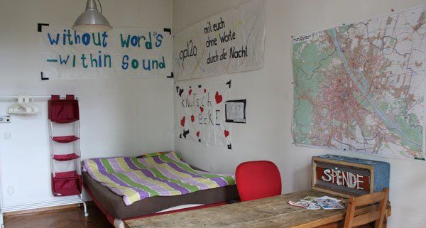 Christoph Mann vermietet regelmäßig ein Zimmer in seiner Wohnung. Christoph Mann vermietet regelmäßig ein Zimmer in seiner Wohnung.