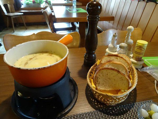 Bild9_einmalKaesfondueinderSchweizmusssein_web Bild9_einmalKaesfondueinderSchweizmusssein_web