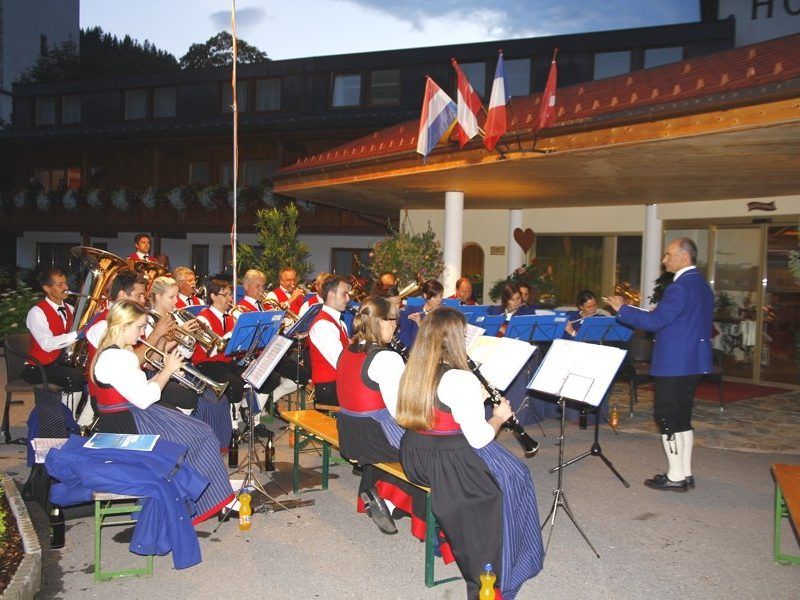 Platzkonzert beim Hotel Bergkristall.