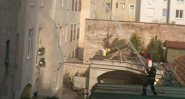 Ein Anrainer fotografierte den Feuerwehreinsatz. Ein Anrainer fotografierte den Feuerwehreinsatz.