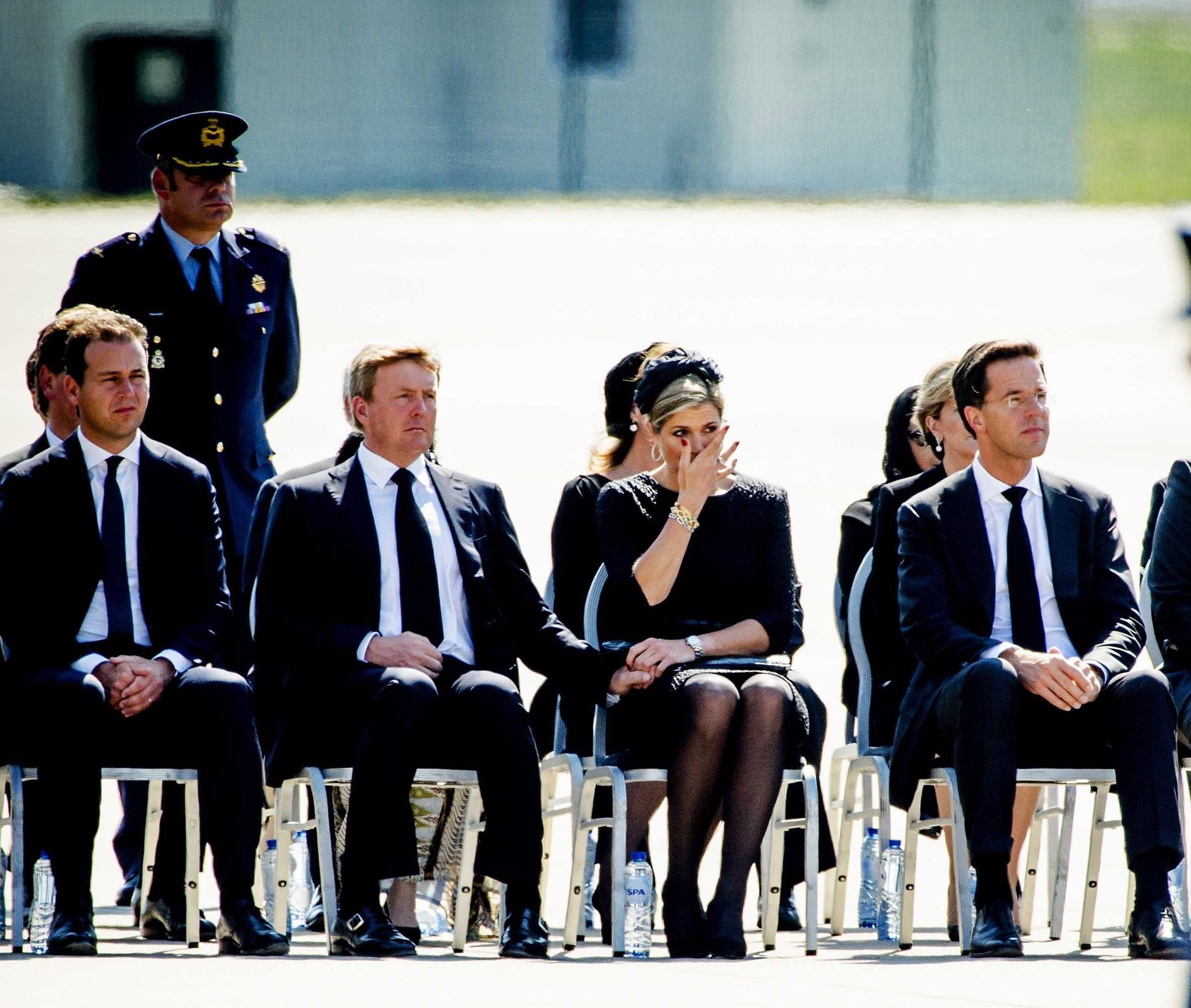König Willem-Alexander und Königin Maxima am Flughafen in Eindhoven. (EPA) König Willem-Alexander und Königin Maxima am Flughafen in Eindhoven. (EPA)