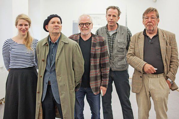 Christoph Lissy, Tone Fink, Gerry Ammann und Gottfried Bechtold (v.l.) zählen zu den 19 an der Sommerausstellung beteiligten Künstlern. Michaela Bilgeri (l.) vom Landjäger Magazin lässt die Besucher im Rahmen des Projekts „Ma healft anand“ selbst zu Künstlern werden. Foto: Markus Gmeiner Christoph Lissy, Tone Fink, Gerry Ammann und Gottfried Bechtold (v.l.) zählen zu den 19 an der Sommerausstellung beteiligten Künstlern. Michaela Bilgeri (l.) vom Landjäger Magazin lässt die Besucher im Rahmen des Projekts „Ma healft anand“ selbst zu Künstlern werden. Foto: Markus Gmeiner