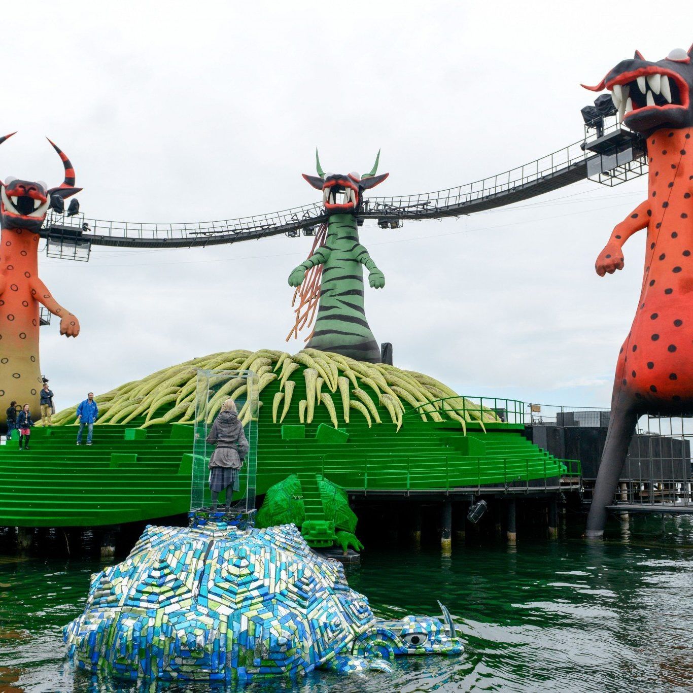 Die drei Drachenhunde bewachen für Mozarts Zauberflöte die Bregenzer Seebühne.