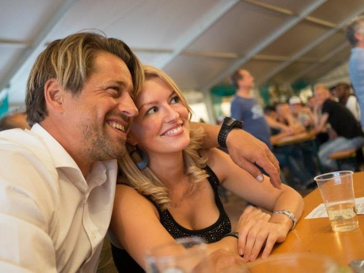 Austria Lustenau Trainer Helgi Kolvidsson und Fan Andrea Scheibenreif ließen sich die Party nicht entgehen.