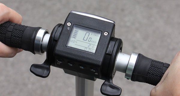 Das Display zeigt Geschwindigkeit und Außentemperatur an. Das Display zeigt Geschwindigkeit und Außentemperatur an.