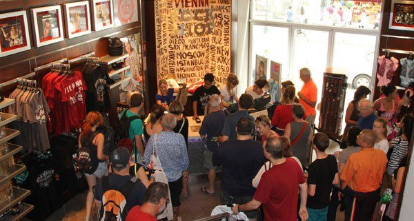 Der Ansturm auf das erste Hard Rock Cafe Österreichs ist groß. Der Ansturm auf das erste Hard Rock Cafe Österreichs ist groß.