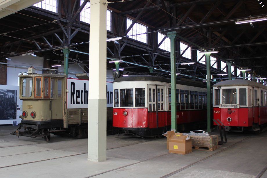 Zwischen den Straßenbahnen im Verkehrsmuseum kann man sich frei bewegen. Zwischen den Straßenbahnen im Verkehrsmuseum kann man sich frei bewegen.