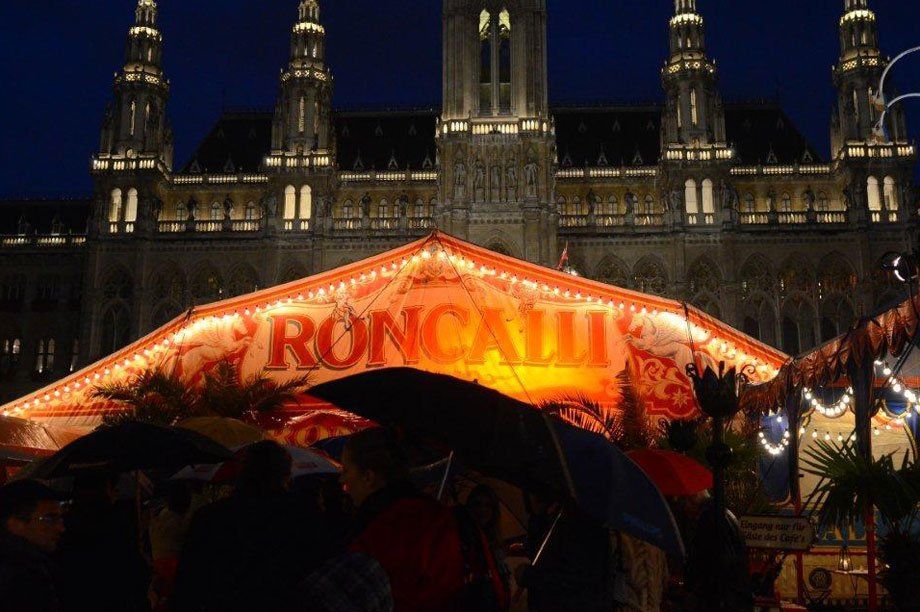 Der Circus gastiert auf dem Rathausplatz in Wien.