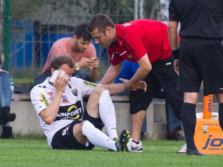 Jan Zwischenbrugger verletzte sich am Auge, musse zur Pause ausgewechselt werden.