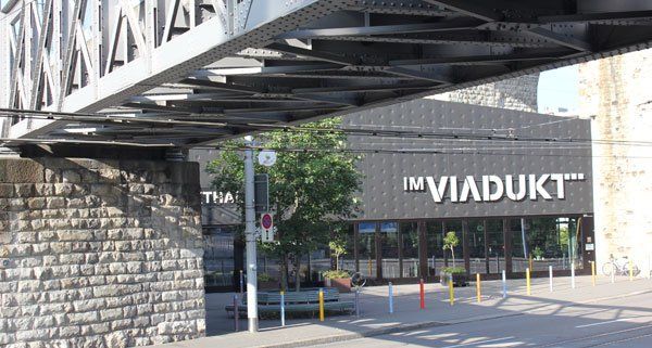 Das Viadukt beherbergt eine Markthalle und eine Vielzahl von Läden. Das Viadukt beherbergt eine Markthalle und eine Vielzahl von Läden.
