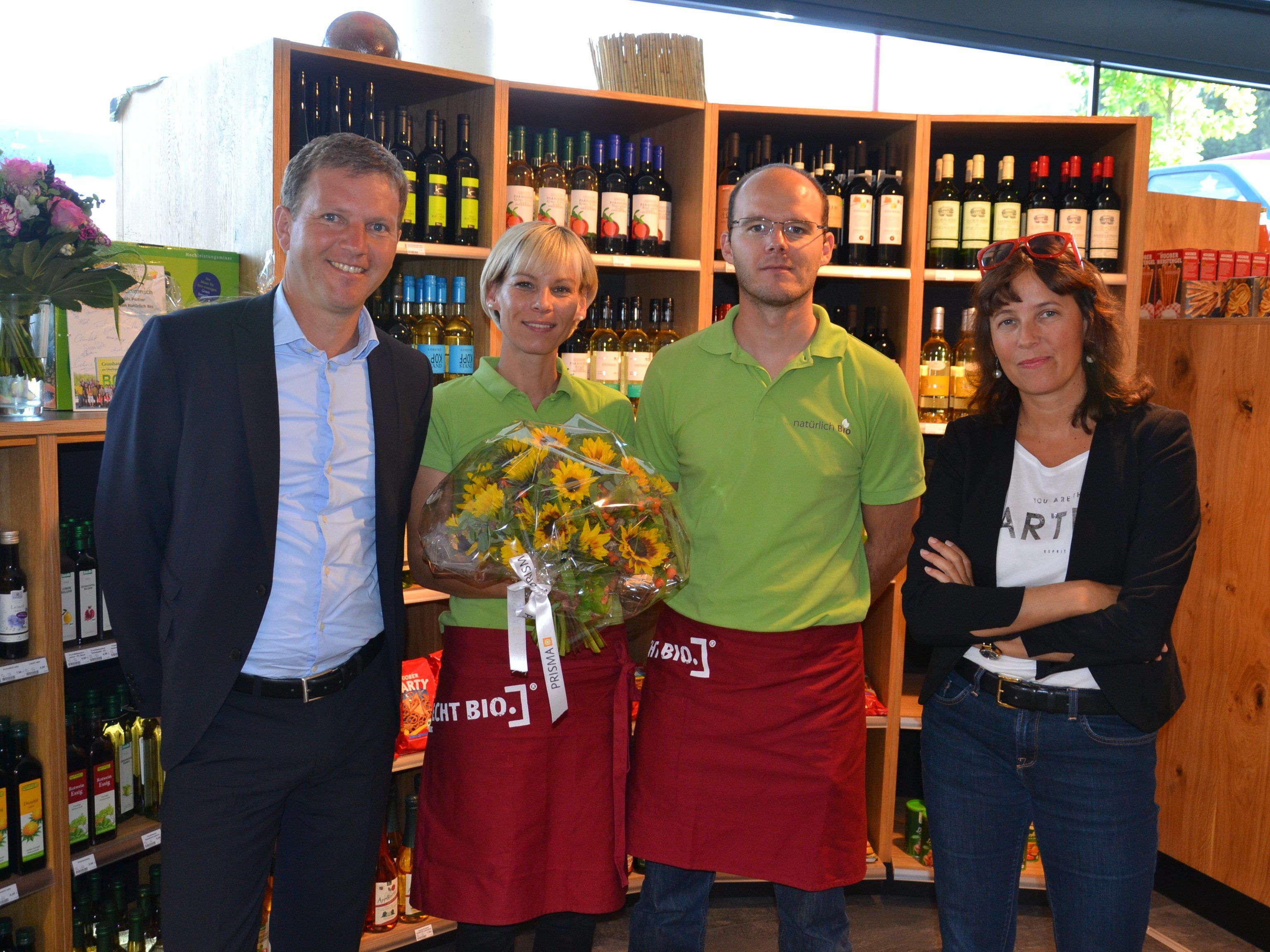 Gratulierten zur Neueröffnung des Bioshops: v.l. Joe Welte (Prisma), Nicole und Thomas Perfler und Isabell Bickel (Prisma) Gratulierten zur Neueröffnung des Bioshops: v.l. Joe Welte (Prisma), Nicole und Thomas Perfler und Isabell Bickel (Prisma)