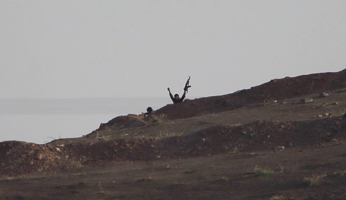Ein Kämpfer der Terrormiliz IS auf einem Hügel nahe Kobane. Foto: 