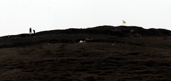 Nach dem heftigen Bombardement weht wieder die kurdische Flagge auf dem Hügel. (EPA) Nach dem heftigen Bombardement weht wieder die kurdische Flagge auf dem Hügel. (EPA)