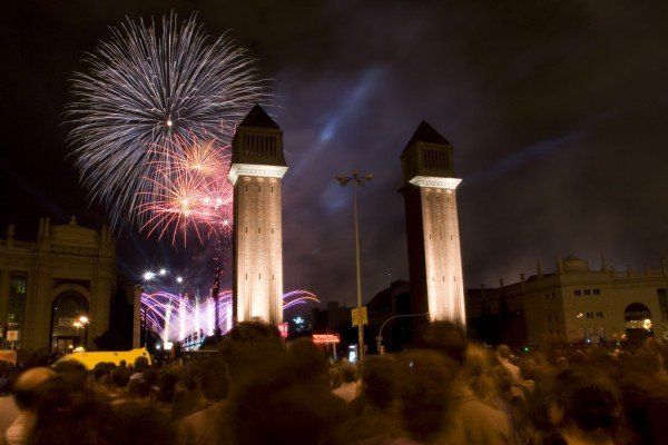 (c) Ferad Zyulkyarov „Place Espanya – Fireworks”