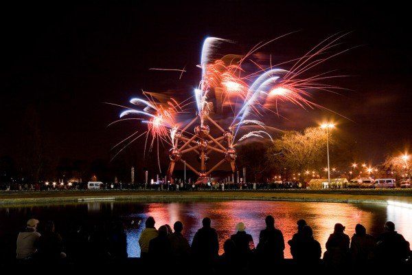 (c) michaeluyttersp „atomium-fireworks-1“ (c) michaeluyttersp „atomium-fireworks-1“