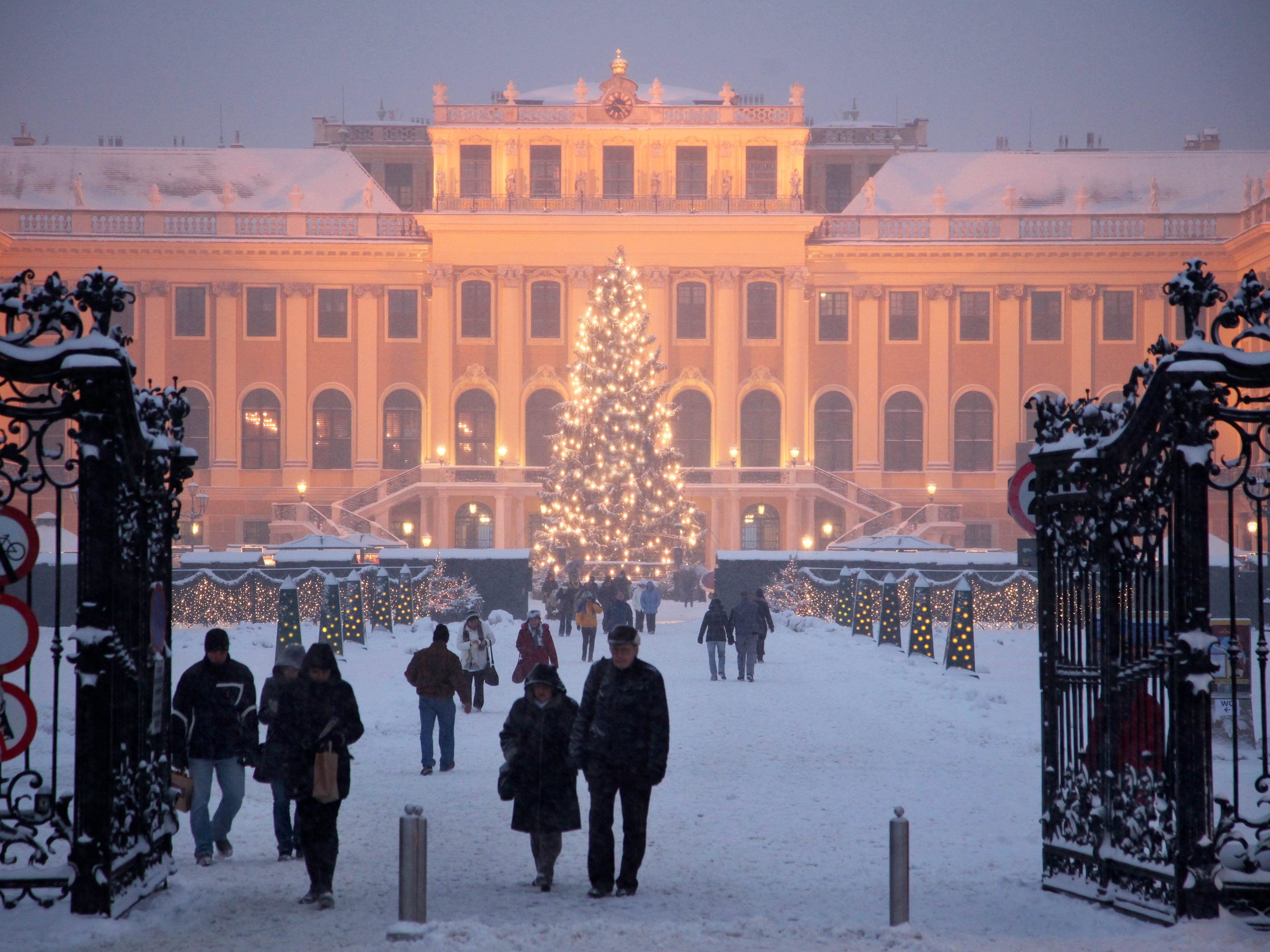 Der Weihnachts- und Adventmarkt vor dem Schloss Schönbrunn eröffnet am 18. November 2017.