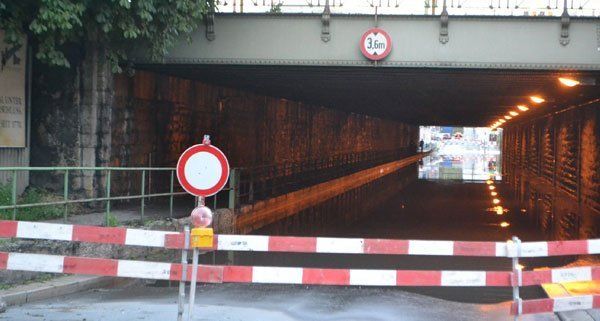 In Wien-Döbling kam es nach den Überflutungen zu Straßensperren.