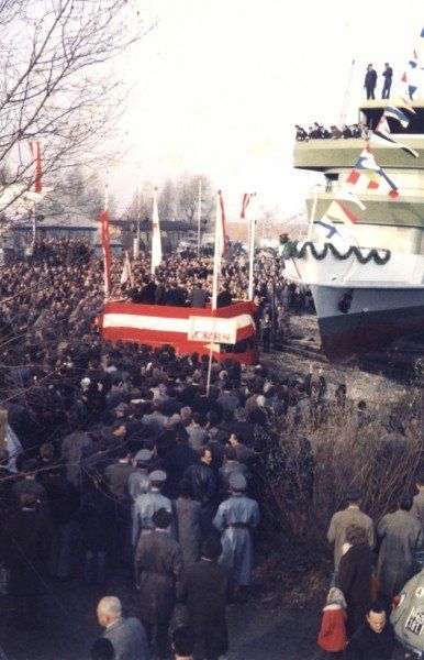 img372.jpg  Schiffstaufe      2,4  MB   Foto Lingenhöle Heinz.jpg   5