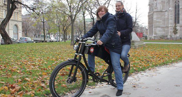 Auf dem Stroler kann man sogar noch einen Beifahrer mitnehmen.