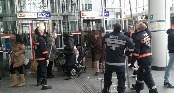 Feuerwehrleute retteten in der U6-Station Floridsdorf eine Taube.