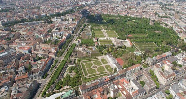 Aus der Luft sieht Wien sehr grün aus. Aus der Luft sieht Wien sehr grün aus.