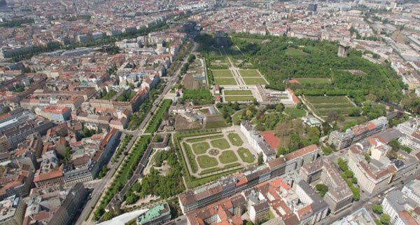 Aus der Luft sieht Wien sehr grün aus.