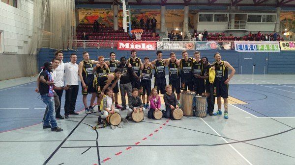 Spieler und Trommler feiern den perfekten Jahresabschluss./BBU/Facebook Spieler und Trommler feiern den perfekten Jahresabschluss./BBU/Facebook