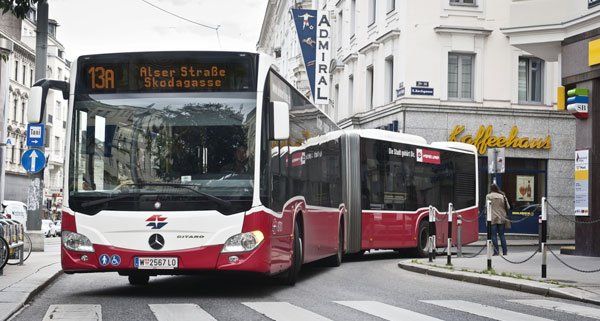 Neue Gelenkbusse werden auf der Linie 13A eingesetzt. Neue Gelenkbusse werden auf der Linie 13A eingesetzt.