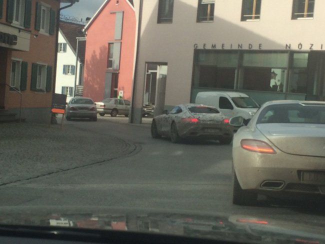 Erlkönig samt Begleitfahrzeug. Bild: Leserreporter