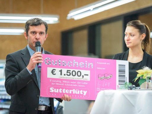 Rankweil's Bürgermeister Martin Summer und Katharina Rehm von Sutterlüty bei der Spendenübergabe. Rankweil's Bürgermeister Martin Summer und Katharina Rehm von Sutterlüty bei der Spendenübergabe.