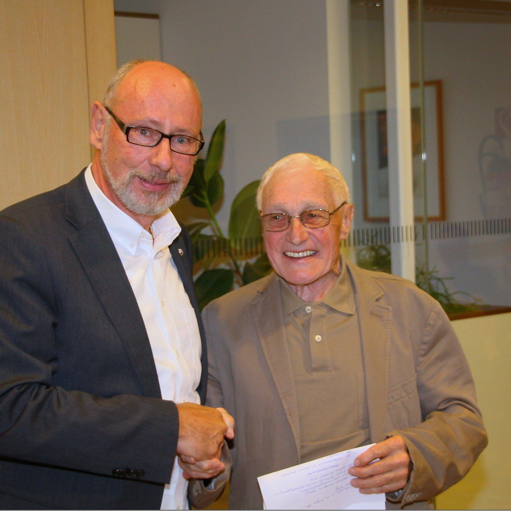 Günter W. Amann erhält von Adalbert Gapp die Ehrenurkunde überreicht.