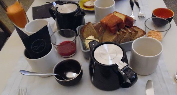 Der Frühstückstisch in der Labstelle wird reichlich gedeckt.