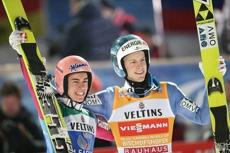 Zwei Freunde auf dem Skisprung-Thron. / APA/ Georg Hochmuth